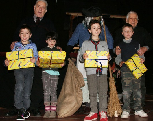 Alcuni dei figli dei donatori Avis del territorio brisighellese premiati dalla Befana Avis, lunedì 6 gennaio