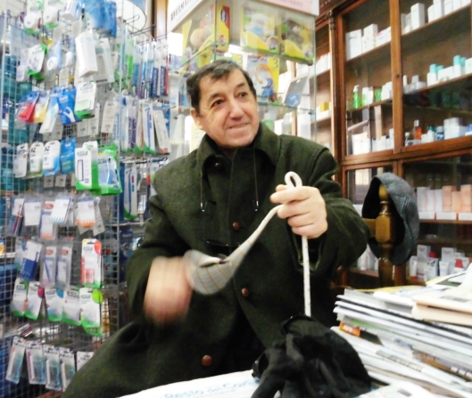 Giulinao Moretti, il mago di Brisighella, si esibisce in un negozio del centro storico in attesa di essere servito.